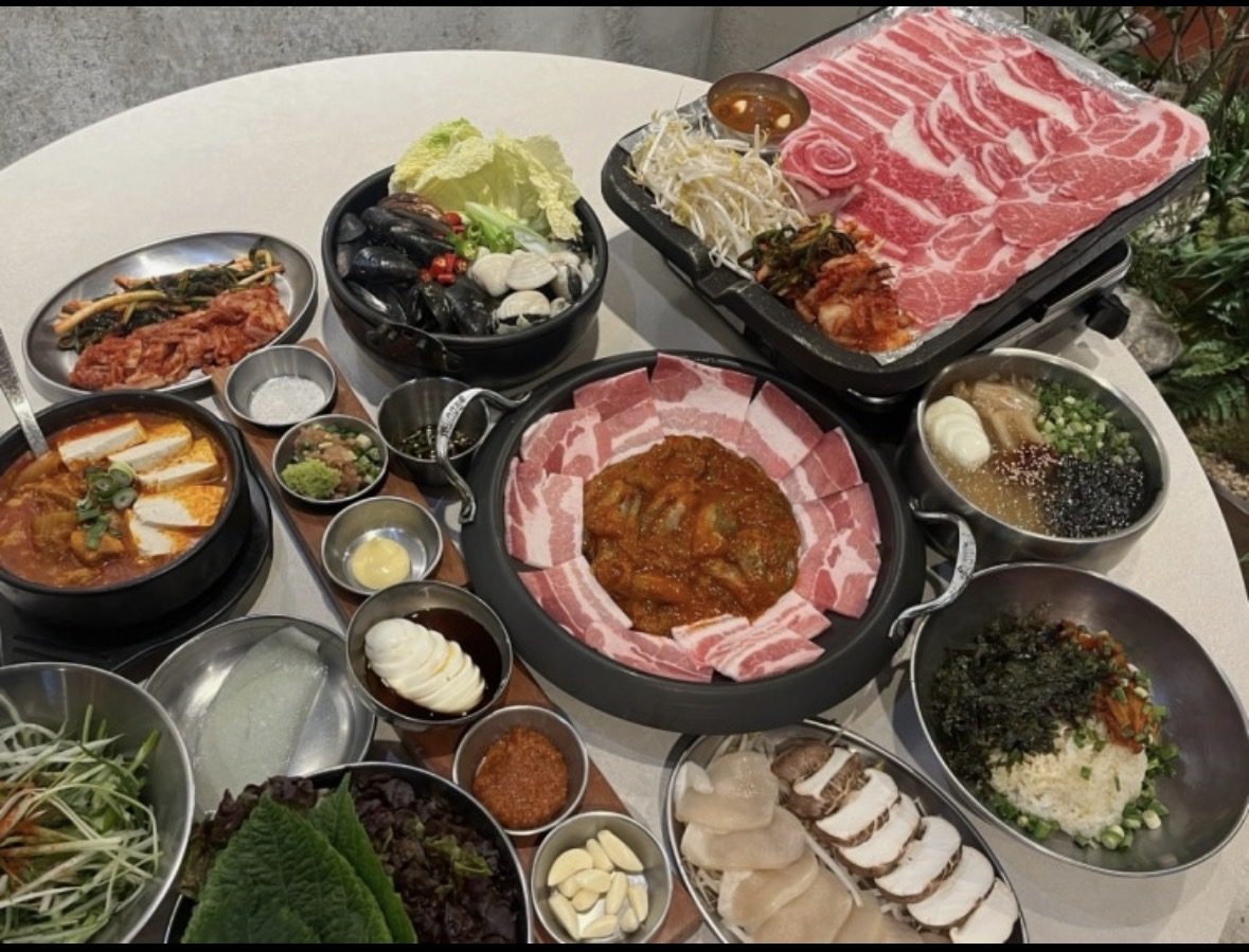 삼겹살과 반찬, 찌개가 차려진 한상